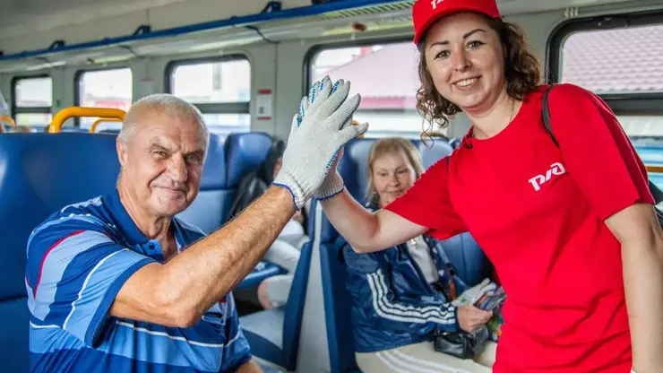 Красноярская железная дорога поздравила пассажиров электричек с Днём дачника
