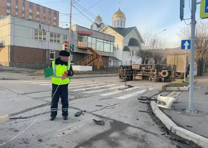 В Красноярске в ДТП перевернулся грузовик