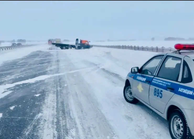В Кемеровской области сразу 8 автомобилей попали в ДТП на магистрали