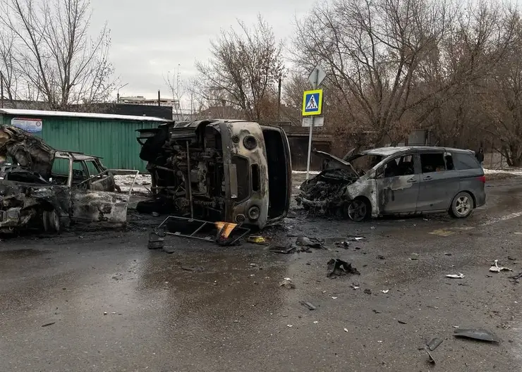 Женщина погибла в тройном ДТП в Красноярске. От удара машины загорелись