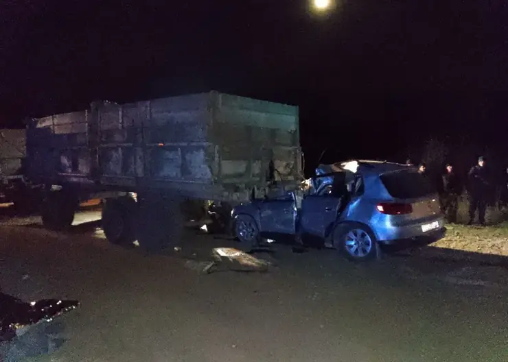 В Новосибирской области водитель влетел в трактор и погиб