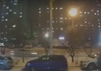 Мешал пройти. В Красноярске девочку преследовал мужчина в подъезде на Ястынской