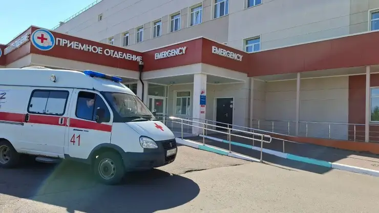 Врачи красноярской БСМП успешно удалили гигантскую опухоль яичника и жидкость весом более 100 литров