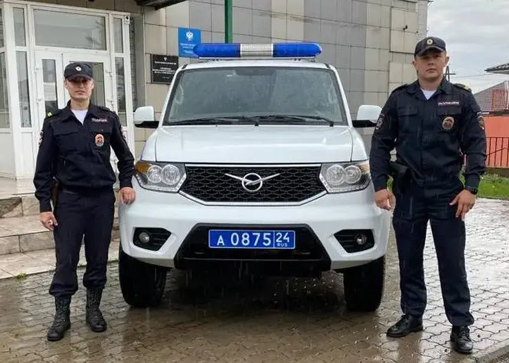 В Ужуре сотрудники ППС вытащили из машины женщину, зажатую после серьёзного ДТП