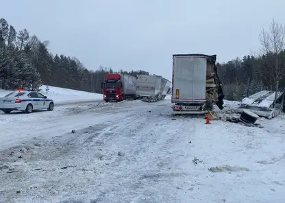 Движение в сторону Красноярска ограничили из-за аварии с 7 машинами