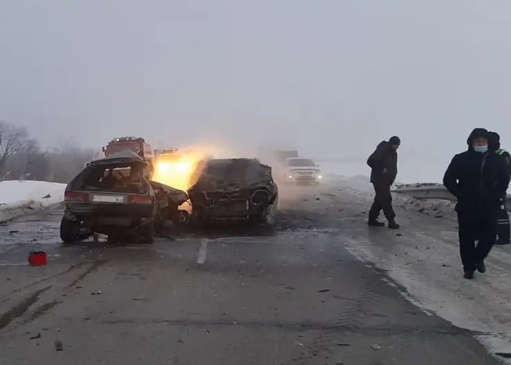 Автомобили загорелись на алтайской трассе после ДТП с участием автобуса