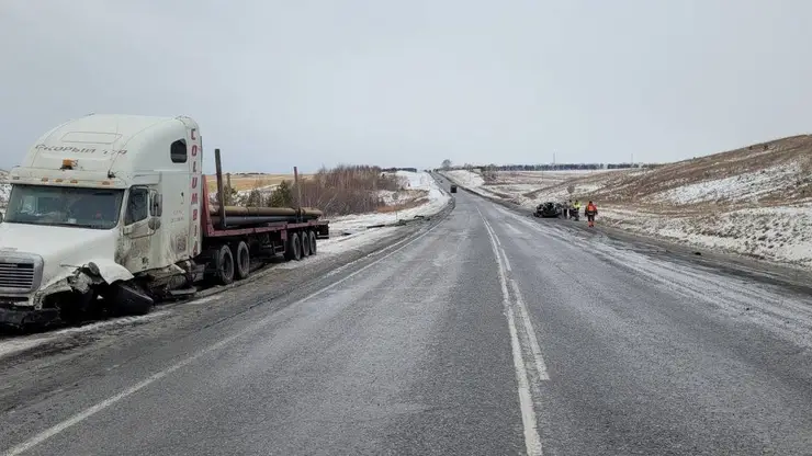 В Боготольском районе женщина с двумя детьми на автомобиле попала под грузовик