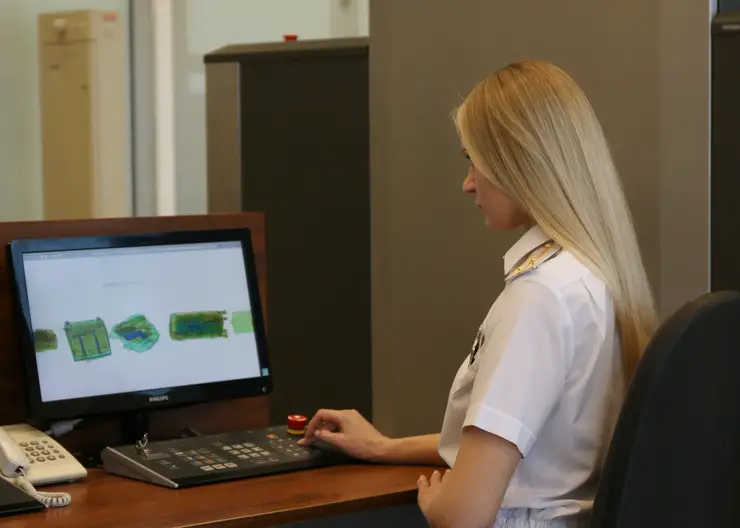 Красноярские таможенники задержали пассажира с незадекларированным миллионом рублей