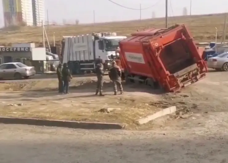 В Красноярске мусоровоз провалился в яму при выезде со двора