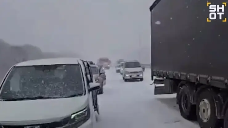 Мартовский снегопад парализовал Уссурийск: массовые аварии, перекрытые трассы и 9-балльные пробки