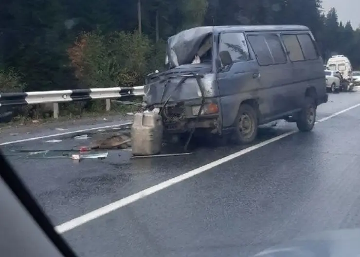 В Уярском районе водитель Toyota пострадал при столкновении с микроавтобусом 