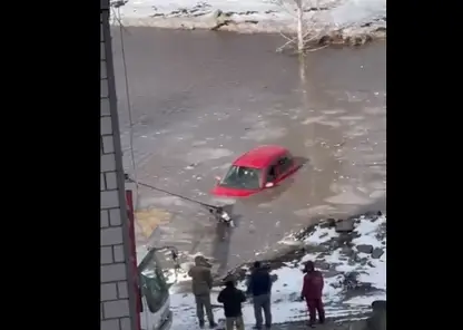 В Новосибирске в луже утонул автомобиль