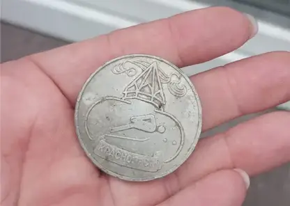 В Красноярской школе при строительстве забора обнаружили артефакт Спартакиады 1986 года