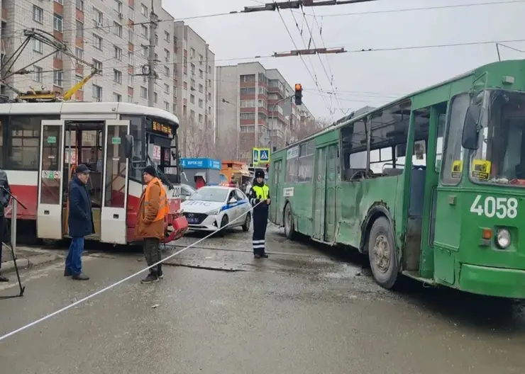 Трамвай протаранил троллейбус в Новосибирске: пострадали три человека
