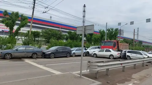 Авария с участием 9-ти легковушек и большегруза произошла на улице Пограничников в Красноярске