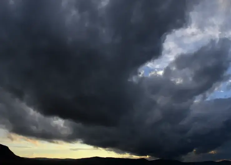 Сильный ветер до 20 метров ожидается в Красноярском крае в понедельник