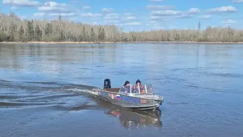 Мужчина застрял нарезиновой лодке на острове посреди реки в Минусинском районе