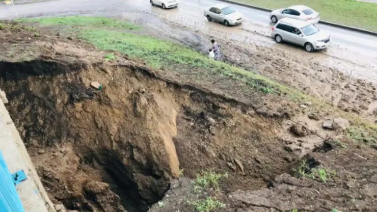 В Красноярске после дождя провалился откос под домами в Солнечном 