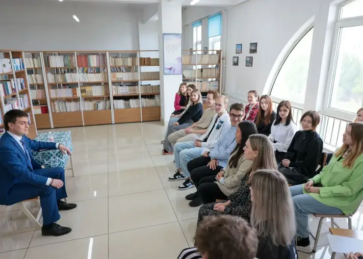 Красноярские студенты из вузов китайского Харбина рассказали губернатору Котюкову о своей учебе и жизни в КНР