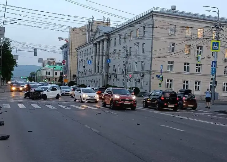 В центре Красноярска произошла авария с полицейской машиной