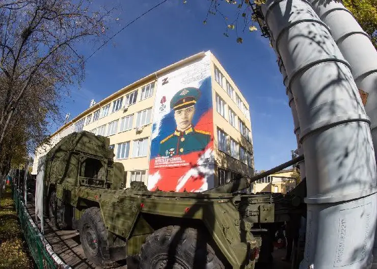 В Академгородке Красноярска открыли мурал в честь погибшего военного на Украине
