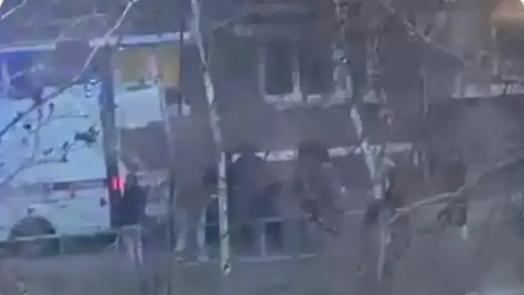 Девочка выпала с балкона пятого этажа в Улан-Удэ, когда пошла выпускать кота