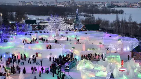 Почти 5 миллионов рублей потратят в Омске на новогодние баннеры и украшения для улиц города