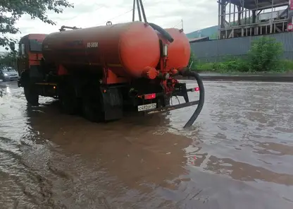 Более 200 кубометров воды откачали утром коммунальщики с улиц Красноярска
