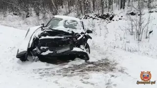 В крае на заснеженной трассе пострадала семья с детьми в ДТП с грузовиком