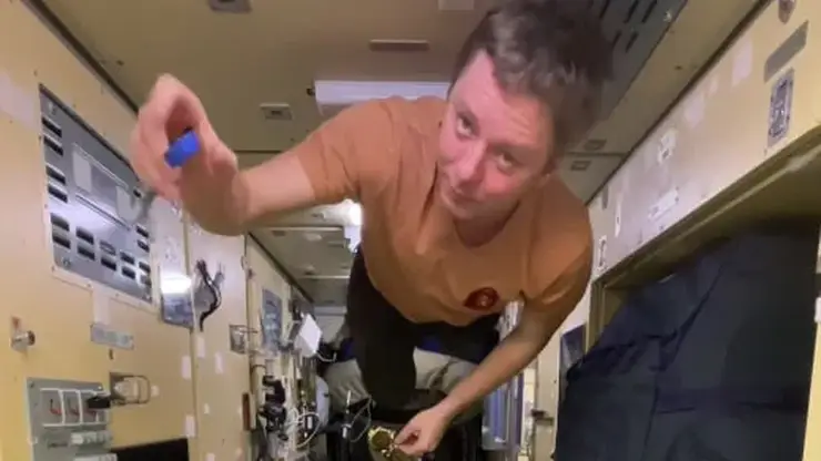 Эксперимент на МКС: красноярский космонавт показал, что происходит, когда бросаешь предмет об пол