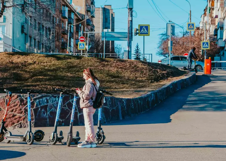 Жителям Омска запретили кататься на электросамокатах в городских парках