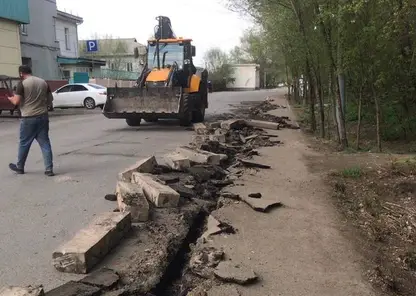 В Красноярске на ул. Королёва демонтируют бордюры