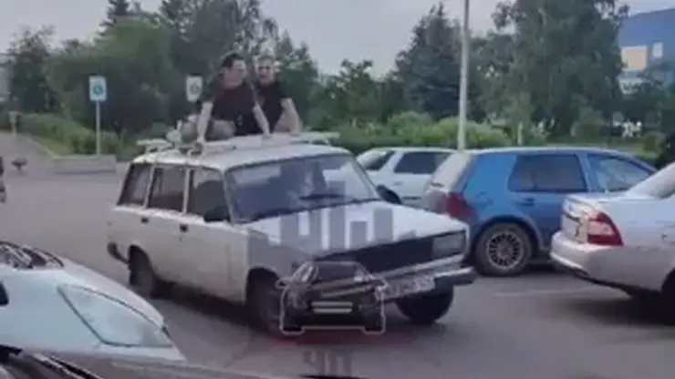 Молодого водителя из Красноярска наказали за поездку друзей на крыше авто
