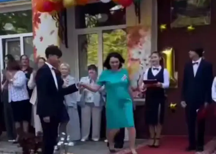 Хабаровские школьники расстелили учителям красную дорожку на День знаний