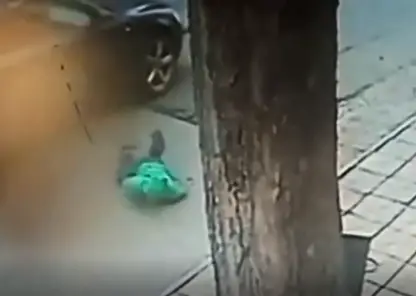 Ребёнка в Красноярске сбила машина во время игры в «догонялки»