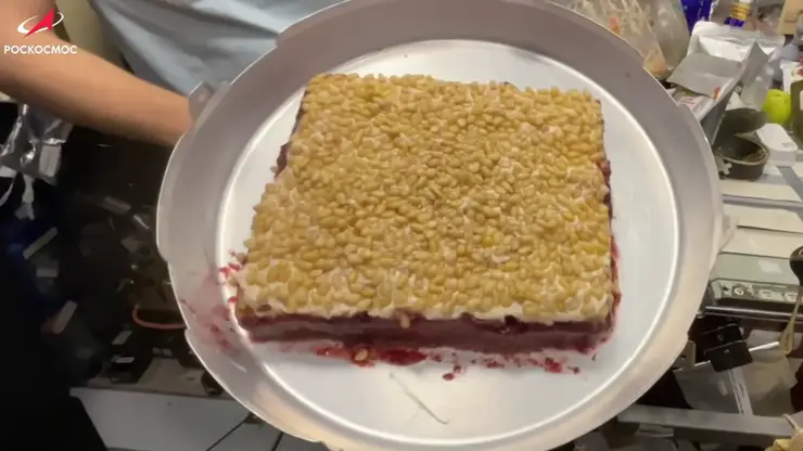 Космический десерт. Космонавт из Красноярского края приготовил торт прямо на МКС