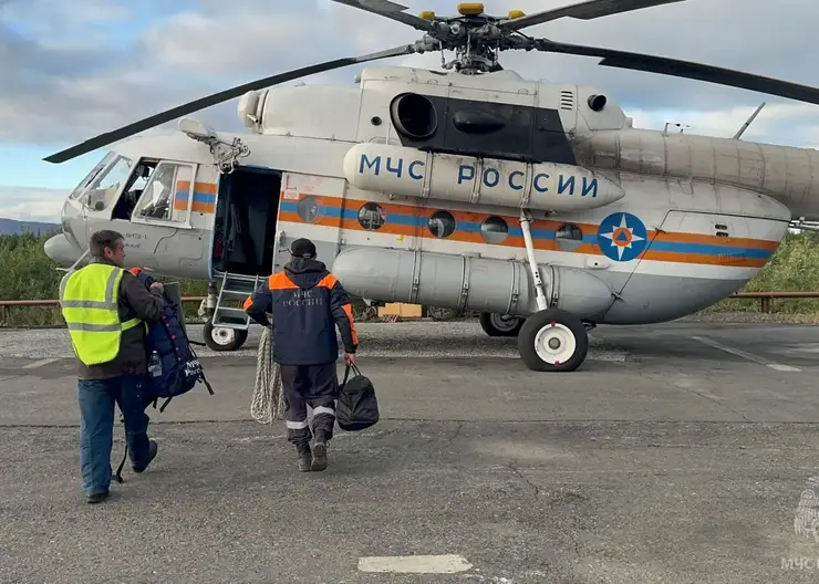 Спасатели вывезли туристов из зоны лесного пожара в Таймырском округе