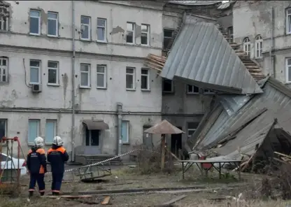 В Новосибирске из-за сильного ветра пострадала крыша общежития
