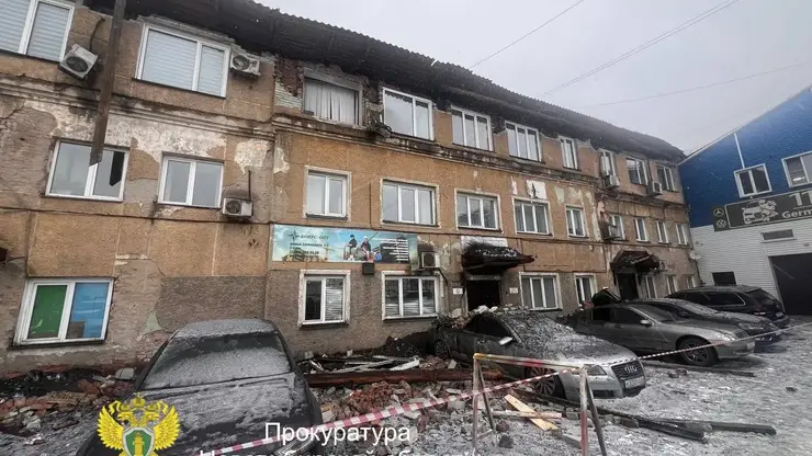 Часть административного здания в Новосибирске рухнула на припаркованные рядом машины