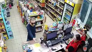 Буйный любитель рома разбил стёкла алкомаркета и напал на посетителей в Красноярске