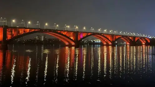 На мостах через Енисей вновь загорелись навигационные огни для судов в Красноярске