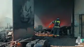 В Уссурийске загорелись склады с автозапчастями на площади 1400 квадратов