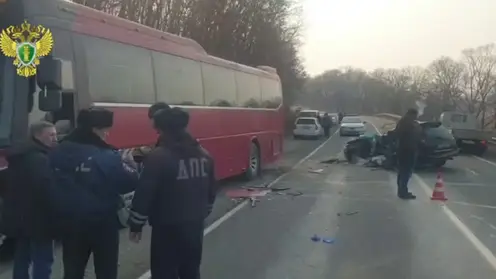 Смертельное ДТП на трассе в Приморье: легковушка вылетела на встречку и врезалась в пассажирский автобус