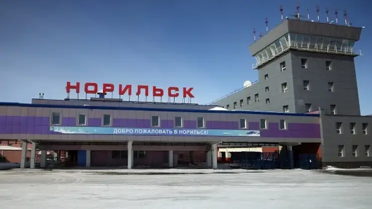 Самолет Dash-6 выкатился за пределы взлетно-посадочной полосы в аэропорту Норильска