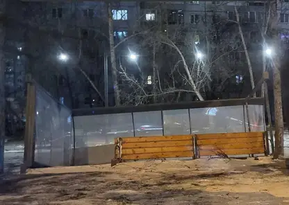 Унесло остановку, улетели экраны. Дорожники устраняют последствия ночного ветра в Красноярске