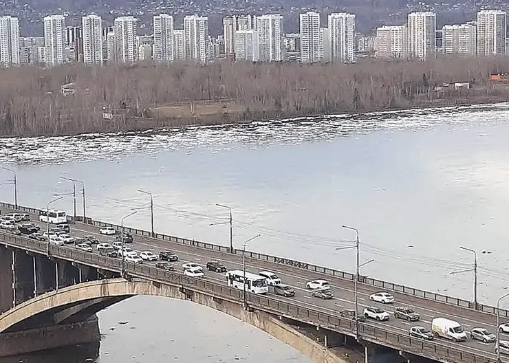 Льдины с Маны поплыли по Енисею: водозаборы в Красноярске работают без сбоев