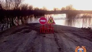 В Красноярском крае из-за подъема воды в реке Четь затопило дорогу