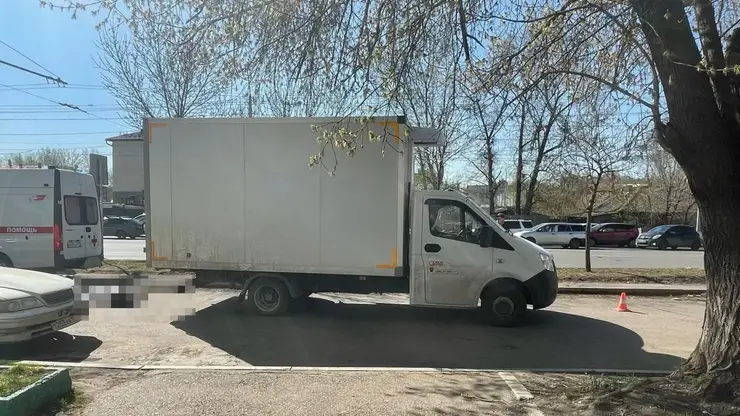 Красноярец насмерть сбил пожилую женщину, когда задом выезжал со двора