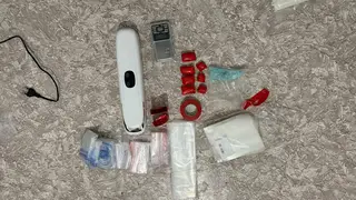 В Красноярске задержали оптовую закладчицу, забывшую наркотики в арендованной квартире. Вес изъятого - 2.5 кг В Красноярске задержали оптовую закладчицу, забывшую наркотики в арендованной квартире. Вес изъятого - 2.5 кг