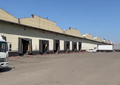 В Красноярске водитель фуры придавил мужчину воротами при разгрузке товара